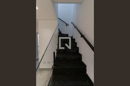 Escada de casa de condomínio para alugar com 2 quartos, 87m² em Vila Guilhermina, São Paulo