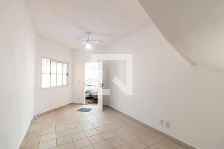 Sala de casa de condomínio para alugar com 2 quartos, 72m² em Vila Tupi, Praia Grande