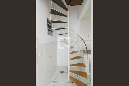 Sala - Acesso ao 2º andar de casa de condomínio à venda com 2 quartos, 60m² em Vila da Penha, Rio de Janeiro