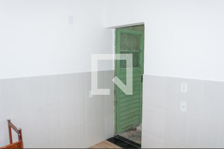 Sala porta para a área de serviço  de apartamento para alugar com 1 quarto, 52m² em Olaria, Rio de Janeiro