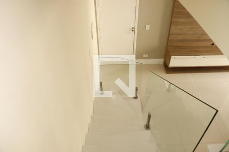 Escada de apartamento para alugar com 2 quartos, 100m² em Parque Frondoso, Cotia