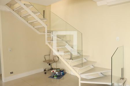 Escada de apartamento para alugar com 2 quartos, 100m² em Parque Frondoso, Cotia