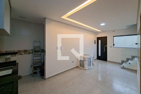 Sala de casa de condomínio para alugar com 2 quartos, 60m² em Nova Mirim, Praia Grande