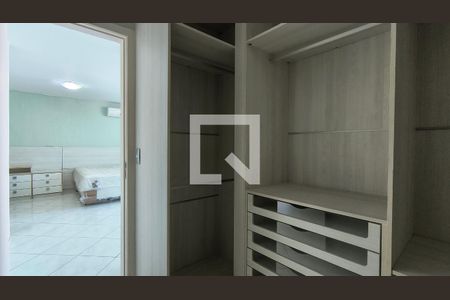 Closet da Suíte 1 de casa de condomínio à venda com 3 quartos, 300m² em Vargem Pequena, Rio de Janeiro