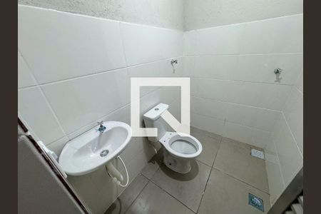 Banheiro de kitnet/studio para alugar com 1 quarto, 28m² em Jardim das Bandeiras, São Paulo