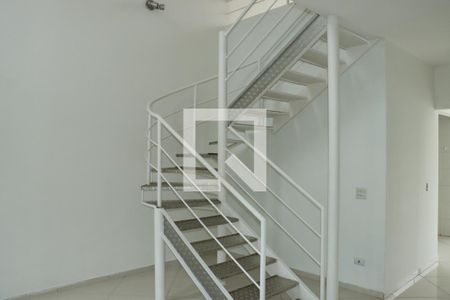 Escada de casa de condomínio para alugar com 2 quartos, 125m² em Granja Viana, Cotia