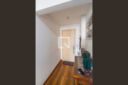 Hall de entrada de apartamento à venda com 3 quartos, 72m² em Jardim Tupanci, Barueri