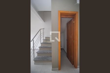Corredor de casa de condomínio para alugar com 2 quartos, 60m² em Vila Nova, Porto Alegre
