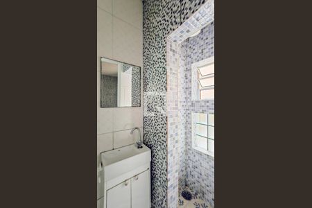 Banheiro da suíte 1 de casa para alugar com 2 quartos, 60m² em Vila Jussara, Carapicuíba