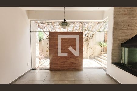 Sala de casa de condomínio à venda com 4 quartos, 250m² em Jardim Sorirama, Campinas