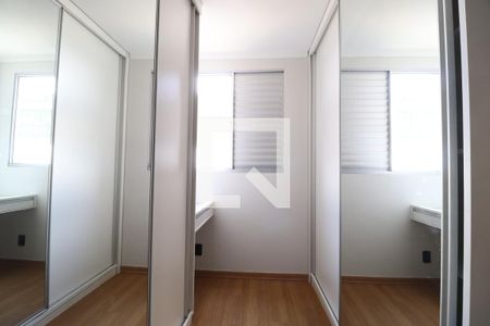 Closet de apartamento para alugar com 2 quartos, 100m² em Santa Mônica, Uberlândia
