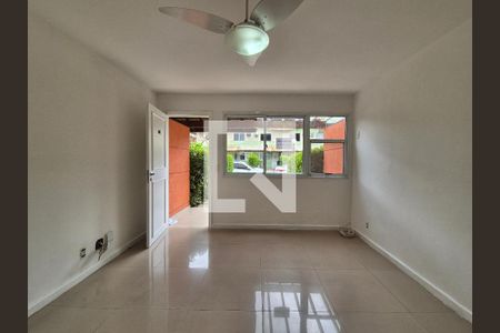 Sala de casa de condomínio para alugar com 2 quartos, 100m² em Recreio dos Bandeirantes, Rio de Janeiro