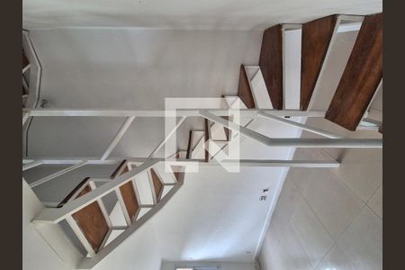 Escada de casa de condomínio para alugar com 2 quartos, 100m² em Recreio dos Bandeirantes, Rio de Janeiro