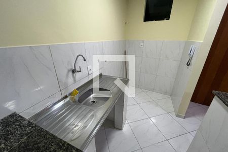 Sala/Cozinha de kitnet/studio para alugar com 2 quartos, 56m² em Galeão, Rio de Janeiro