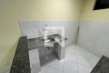 Sala/Cozinha de kitnet/studio para alugar com 2 quartos, 56m² em Galeão, Rio de Janeiro
