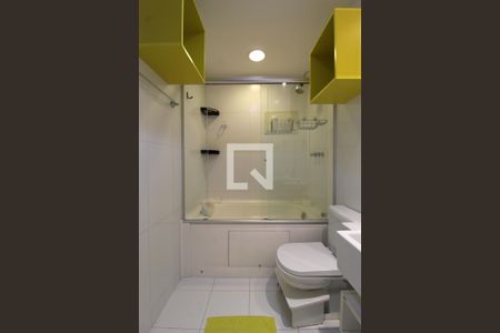 Banheiro de apartamento para alugar com 1 quarto, 48m² em Vila Nova Conceição, São Paulo