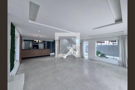 Sala de casa de condomínio para alugar com 5 quartos, 350m² em Recreio dos Bandeirantes, Rio de Janeiro