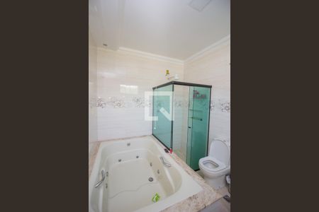 Banheiro da Suíte de casa à venda com 5 quartos, 700m² em Chácara Contagem, Contagem