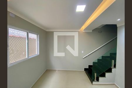 Sala de casa de condomínio para alugar com 2 quartos, 65m² em Vila Tupi, Praia Grande