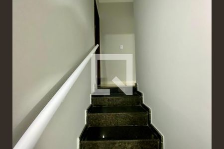 Escada de casa de condomínio para alugar com 2 quartos, 65m² em Vila Tupi, Praia Grande