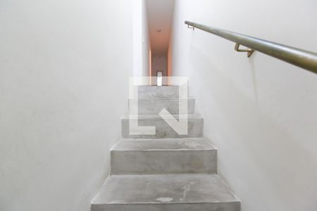 Escada de casa para alugar com 2 quartos, 200m² em Parada Xv de Novembro, São Paulo