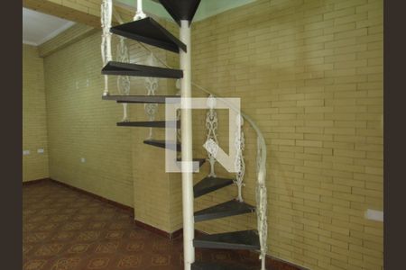 Escada de casa para alugar com 3 quartos, 180m² em Quitaúna, Osasco