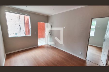 Sala de casa para alugar com 3 quartos, 200m² em Vila Kosmos, Rio de Janeiro