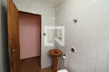 Banheiro de casa para alugar com 1 quarto, 70m² em Parque dos Bancarios, São Paulo