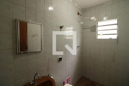 Banheiro de casa para alugar com 1 quarto, 70m² em Parque dos Bancarios, São Paulo