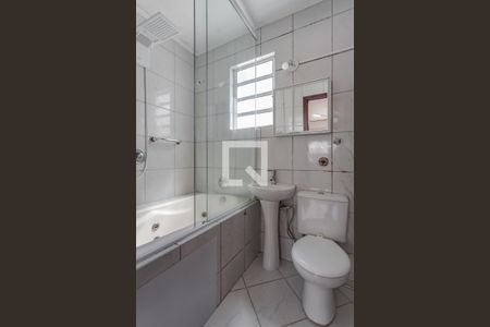 Banheiro da Suíte de apartamento para alugar com 3 quartos, 130m² em Petrópolis, Porto Alegre