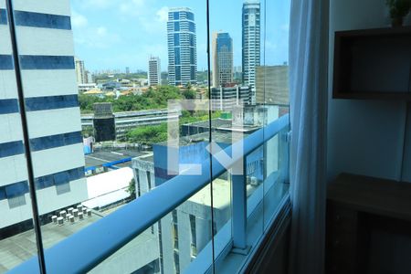 vista da sala de kitnet/studio para alugar com 1 quarto, 45m² em Caminho das Árvores, Salvador