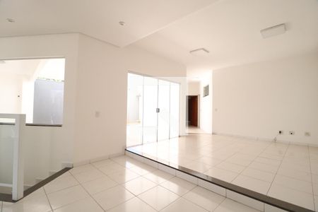 Sala de casa para alugar com 3 quartos, 273m² em Jardim Karaíba, Uberlândia