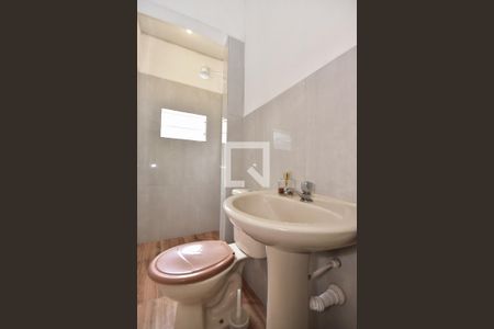 Banheiro de casa para alugar com 1 quarto, 20m² em Jardim Umarizal, São Paulo