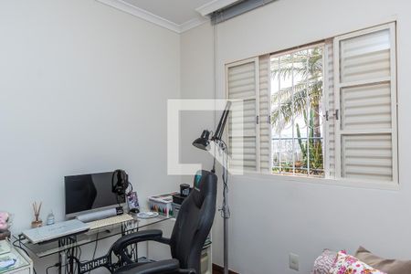 Quarto 1 de casa à venda com 3 quartos, 180m² em Planalto, Belo Horizonte