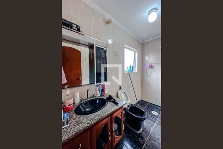 Banheiro da Suíte de casa à venda com 2 quartos, 120m² em Vila Bertioga, São Paulo
