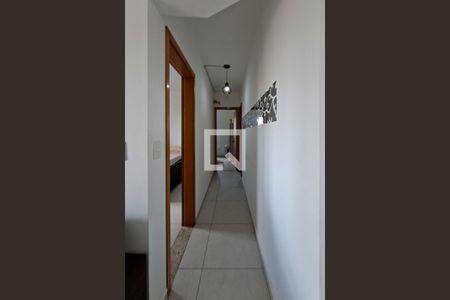 Corredor de apartamento para alugar com 2 quartos, 52m² em Vila Tupi, Praia Grande