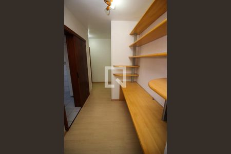 Corredor de apartamento à venda com 1 quarto, 52m² em Petrópolis, Porto Alegre