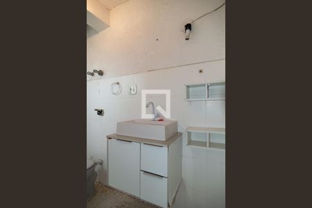 Banheiro de kitnet/studio para alugar com 0 quarto, 50m² em Aclimação, São Paulo