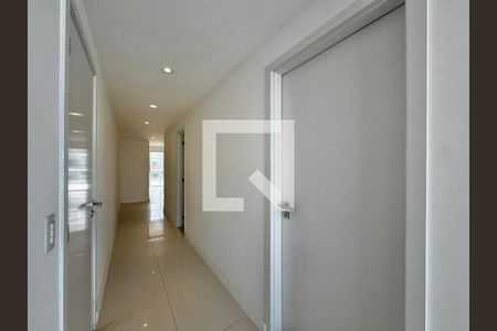 Corredor de apartamento para alugar com 3 quartos, 382m² em Recreio dos Bandeirantes, Rio de Janeiro