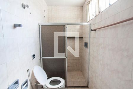 Banheiro de kitnet/studio para alugar com 1 quarto, 25m² em Pacaembu, Uberlândia