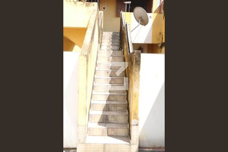 Escada entrada de apartamento para alugar com 1 quarto, 52m² em Viga, Nova Iguaçu
