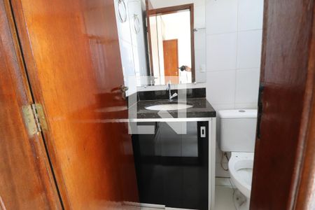 Banheiro do Quarto 1 de apartamento para alugar com 3 quartos, 49m² em Chácaras Tubalina E Quartel, Uberlândia