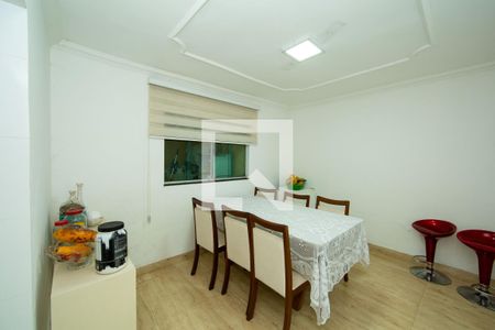 Sala de casa à venda com 3 quartos, 140m² em Califórnia, Belo Horizonte