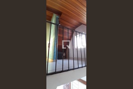 Escada de casa para alugar com 3 quartos, 134m² em Jardim Monte Azul, São Paulo
