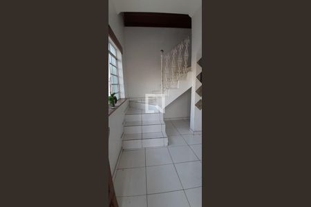 Escada de casa para alugar com 3 quartos, 134m² em Jardim Monte Azul, São Paulo