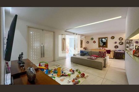 Casa à venda com 6 quartos, 740m² em Vila Paris, Belo Horizonte