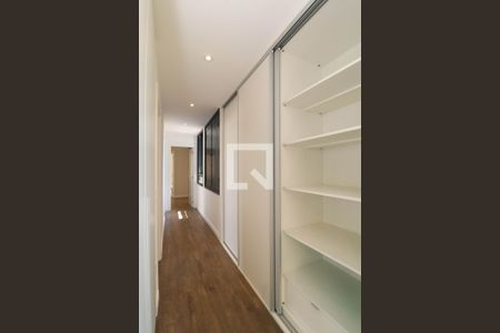 Corredor de apartamento para alugar com 3 quartos, 151m² em Jardim das Bandeiras, São Paulo