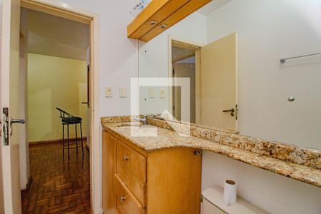 Banheiro de apartamento à venda com 1 quarto, 39m² em São Sebastião, Porto Alegre