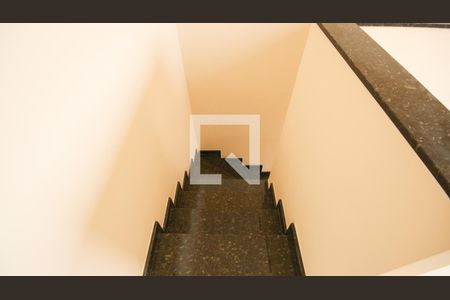 Escada de casa de condomínio para alugar com 2 quartos, 53m² em Jardim Melvi, Praia Grande