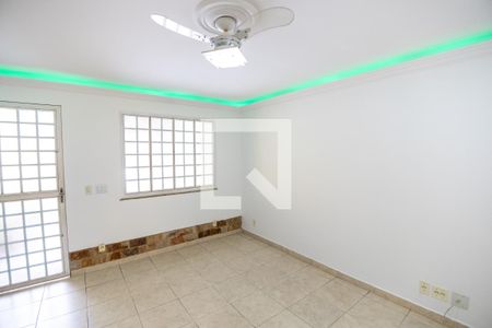Sala de casa de condomínio para alugar com 2 quartos, 90m² em Campo Grande, Rio de Janeiro